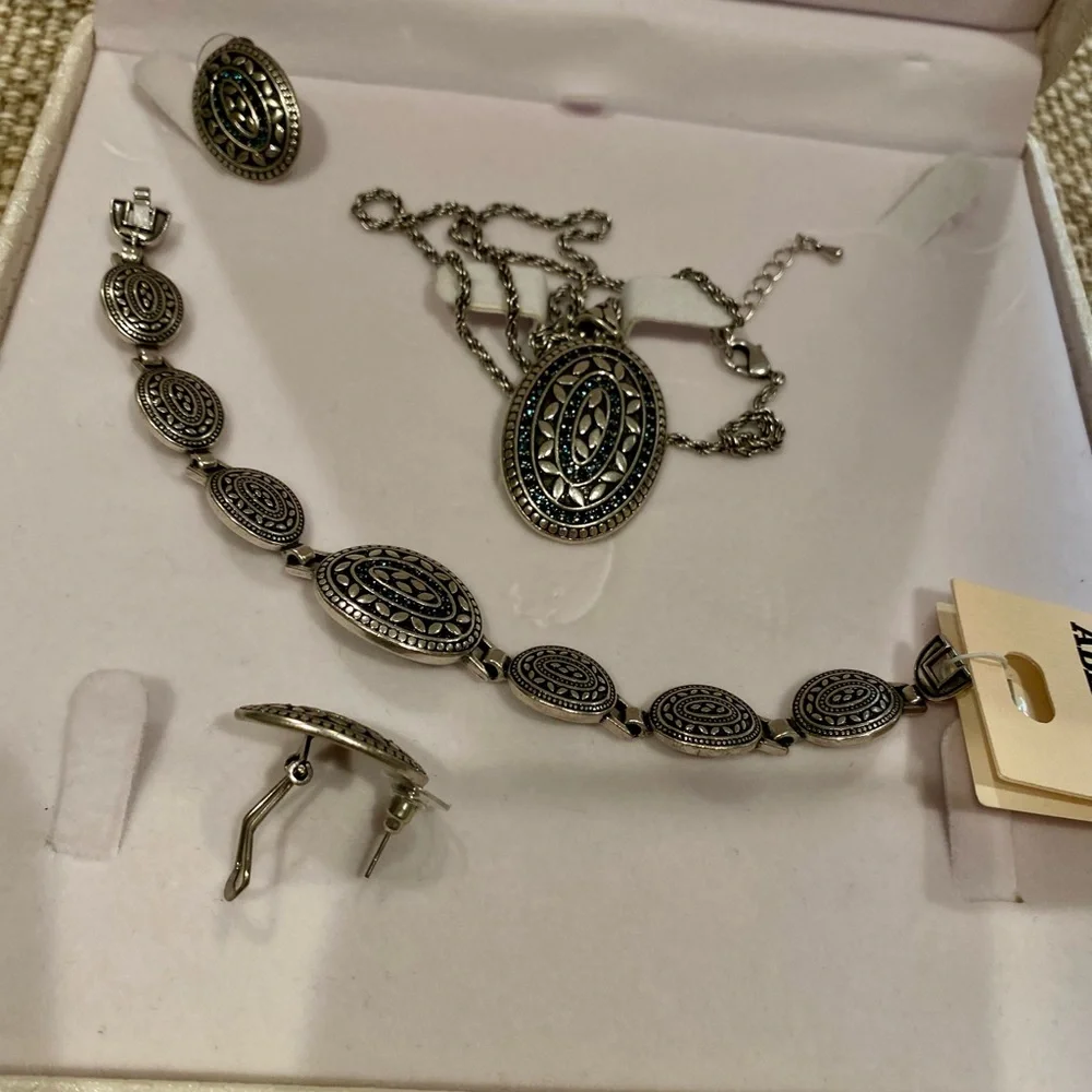 Abella Silver Necklace Elegant Jewelry set ( necklace, ring ,earrings, bracelet) - Picture 10 of 17